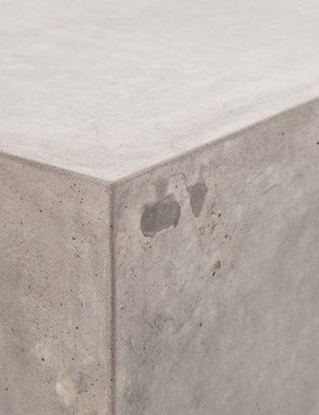 Table d'appoint - Le béton massif et le design épuré et simple de cette table d'appoint lui confèrent un look ultra-moderne et tendance