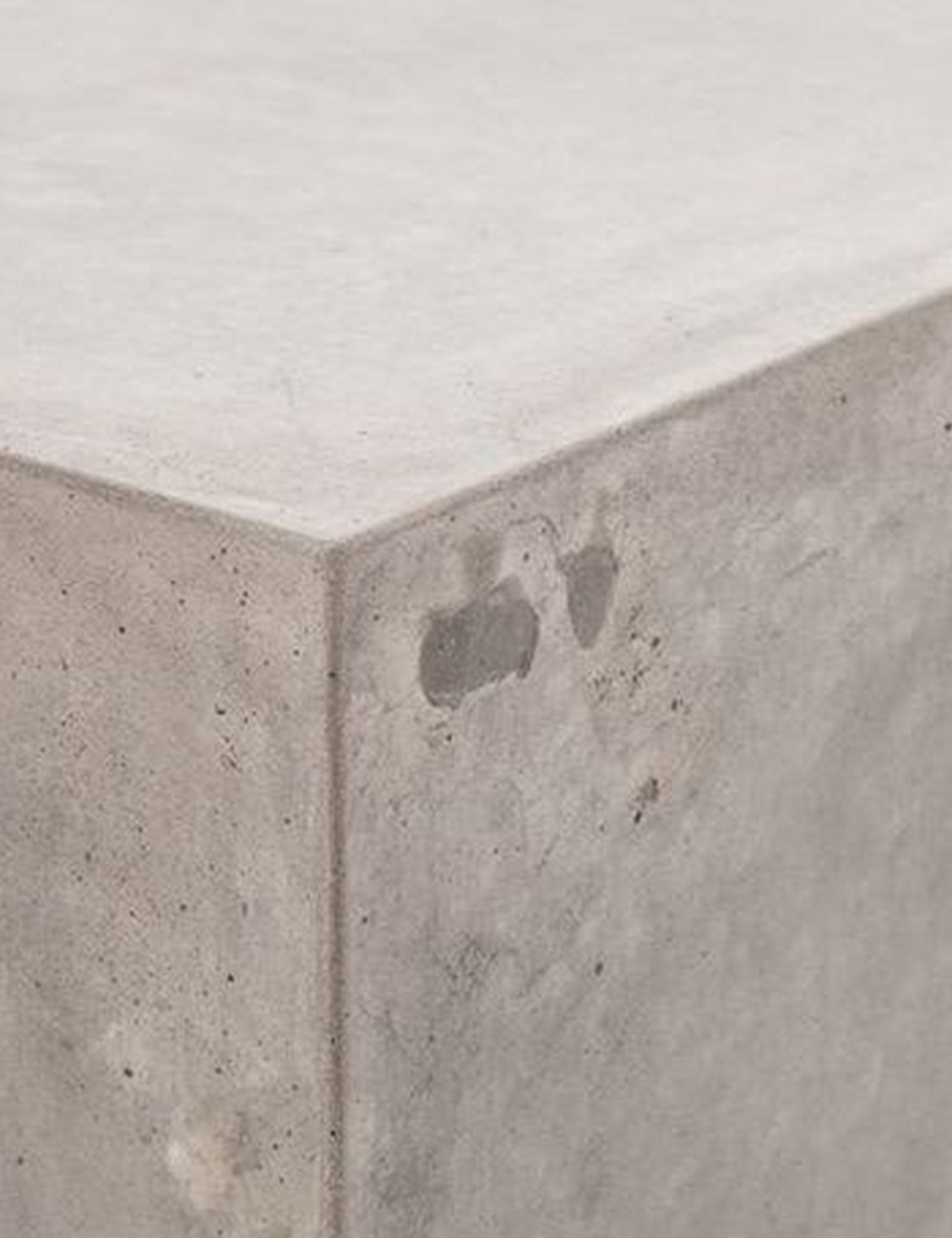 Table d'appoint - Le béton massif et le design épuré et simple de cette table d'appoint lui confèrent un look ultra-moderne et tendance