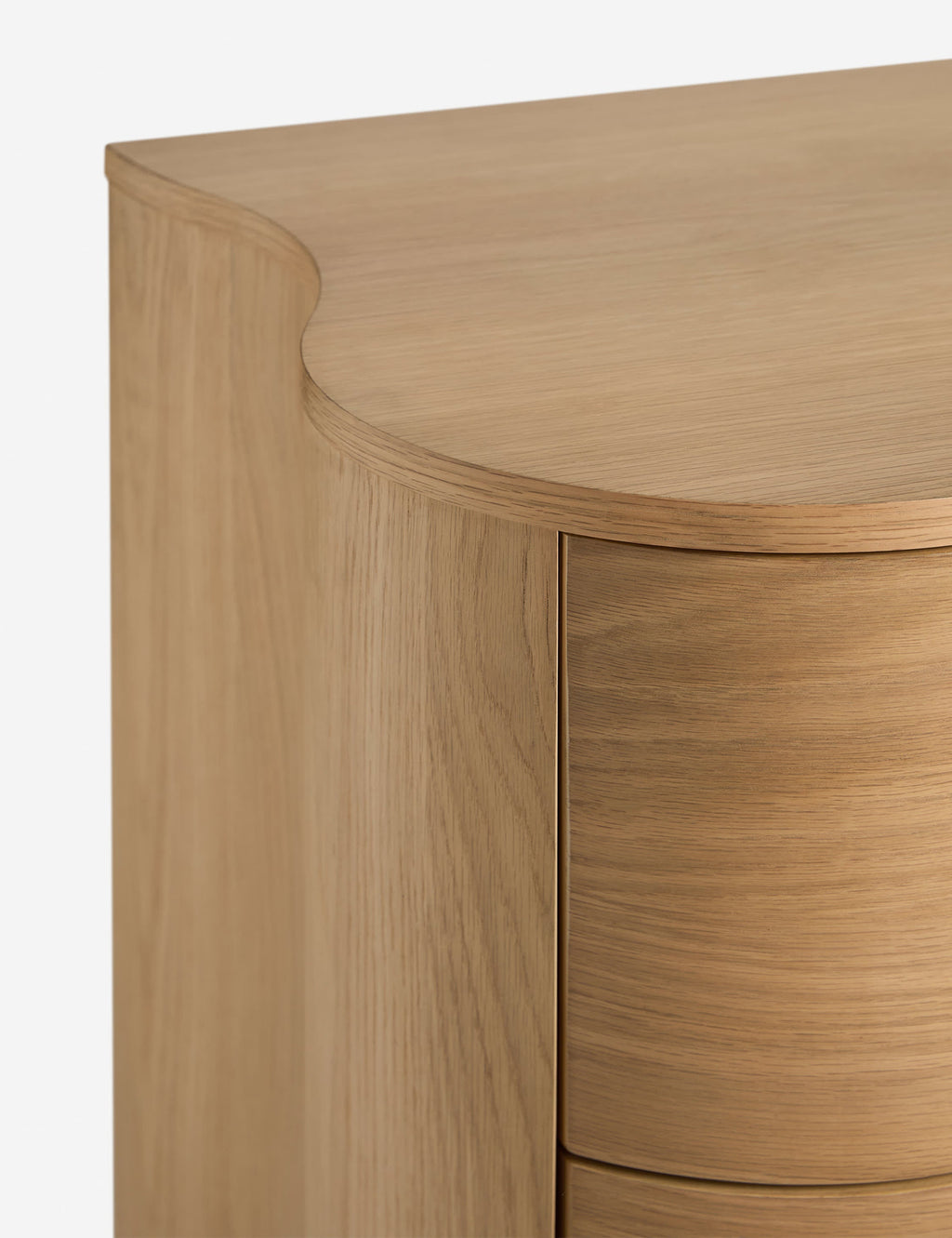 Dresser – Célébrée pour ses céramiques et ses designs audacieux, apporte son sens du raffinement et une touche d'espièglerie à une