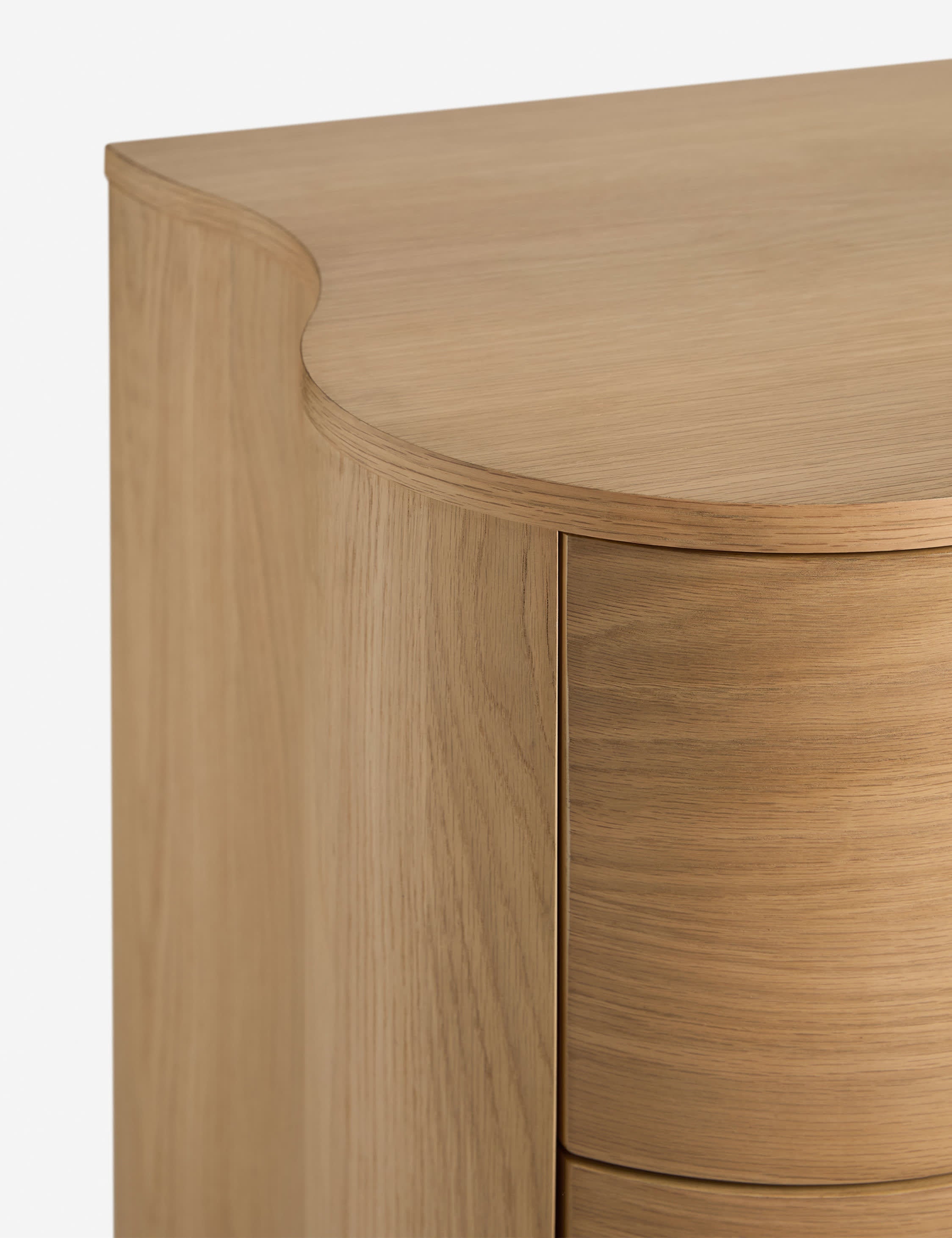 Dresser – Célébrée pour ses céramiques et ses designs audacieux, apporte son sens du raffinement et une touche d'espièglerie à une
