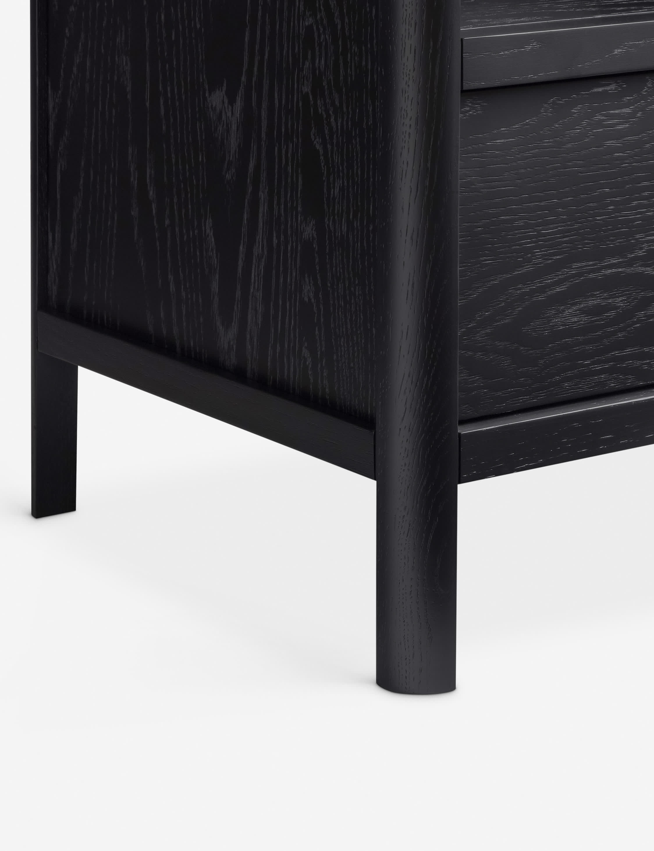 Table de chevet - La table de chevet reste épurée avec une silhouette architecturale adoucie par une étagère ouverte en arc de cercle